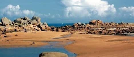 Una spiaggia nelle vicinanze, lettini da mare