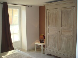 7 bedrooms, iron/ironing board, WiFi, bed sheets
