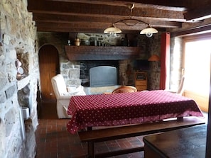 4 bedrooms, iron/ironing board, travel cot, free WiFi