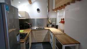 A compact kitchen with a refrigerator, microwave, sink, and a coffee machine. - GITE DE LA TOUR * * * *, SPA DETENTE MASSAGE 3 rooms with individual bathrooms (Langatte)