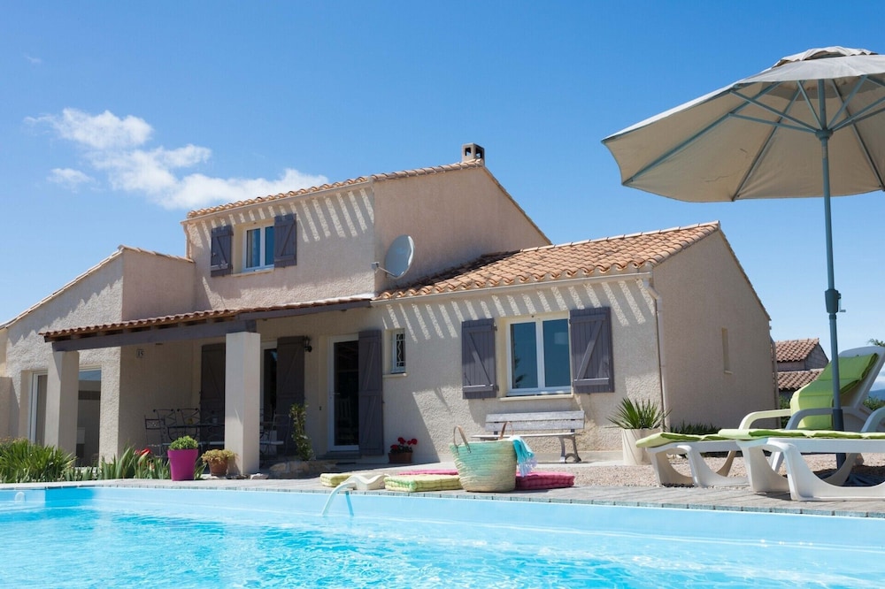 Holiday villa with swimming pool near the sea