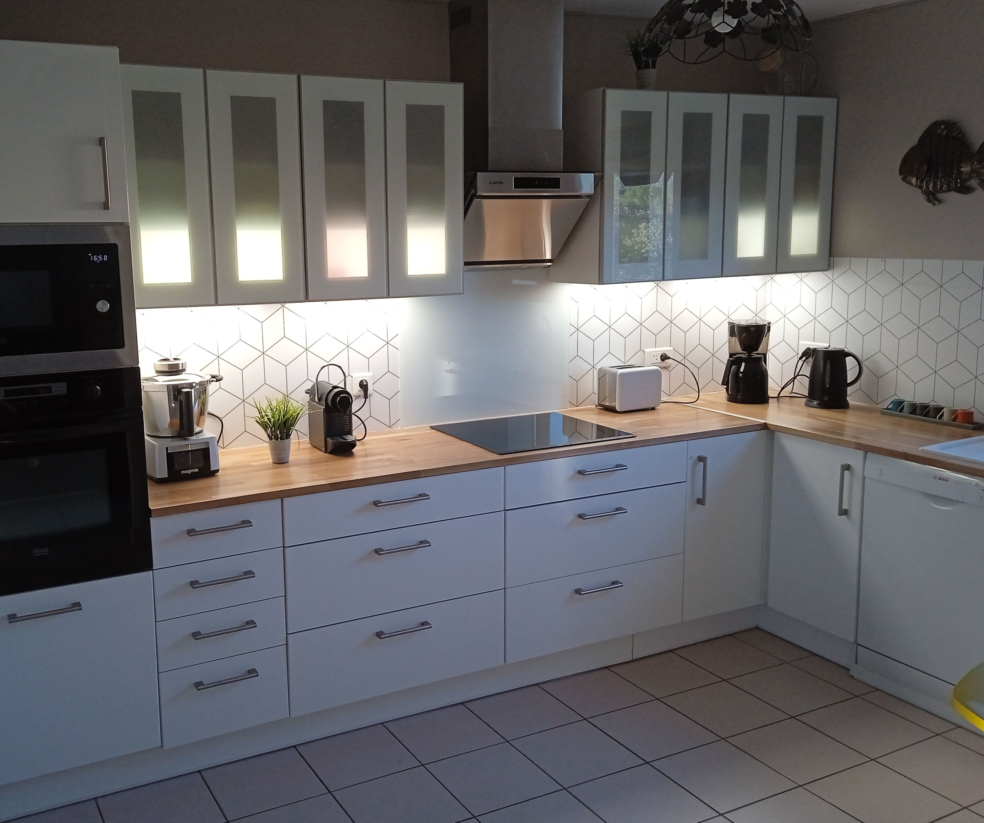 Holiday villa with swimming pool near the sea