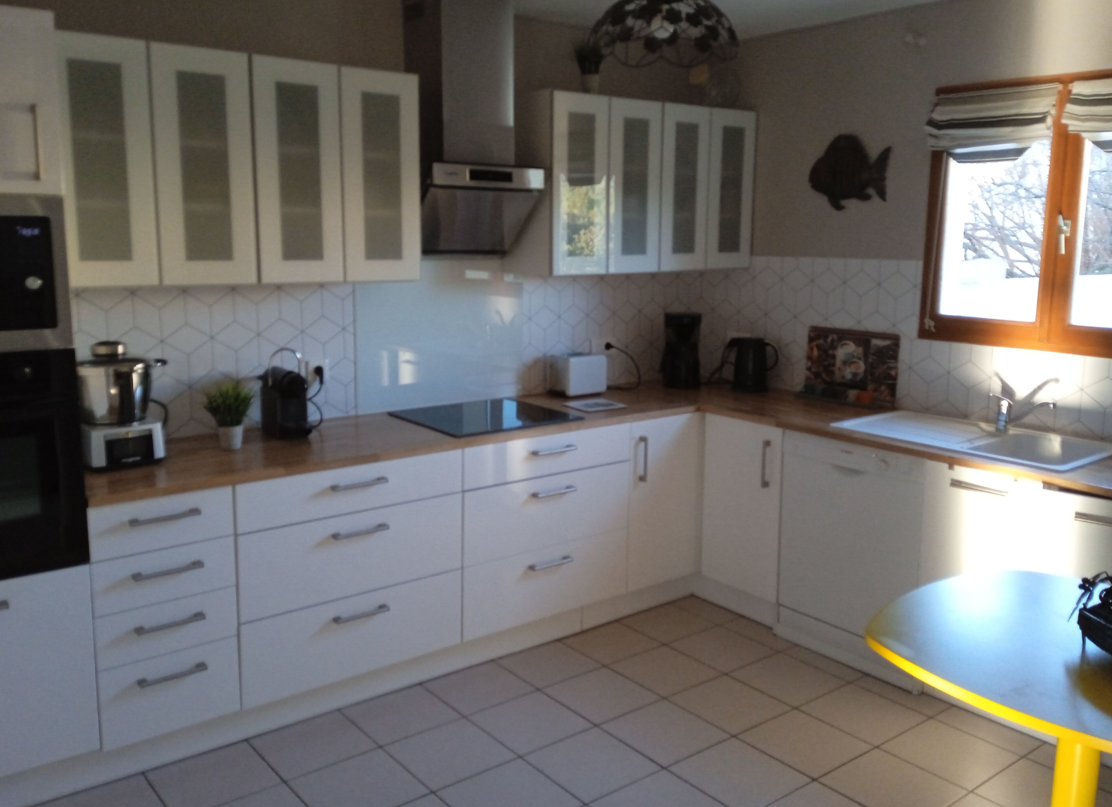 Holiday villa with swimming pool near the sea