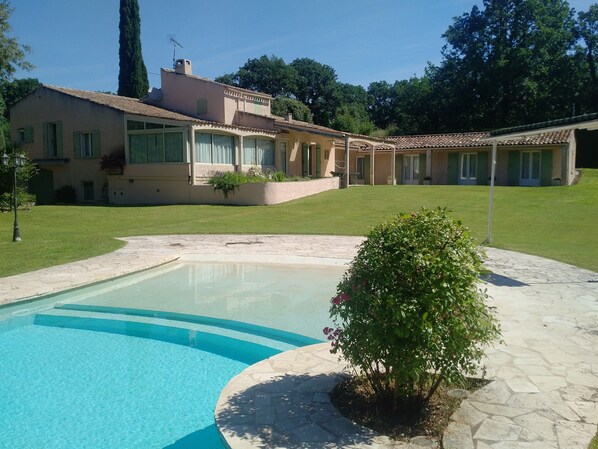 Piscine à débordement, piscine chauffée, chaises longues