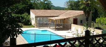 Four independent cottages in an old farmhouse with swimming pool - "Loire"