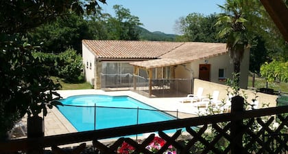 Cuatro cabañas independientes en una antigua granja con piscina - "Loira"