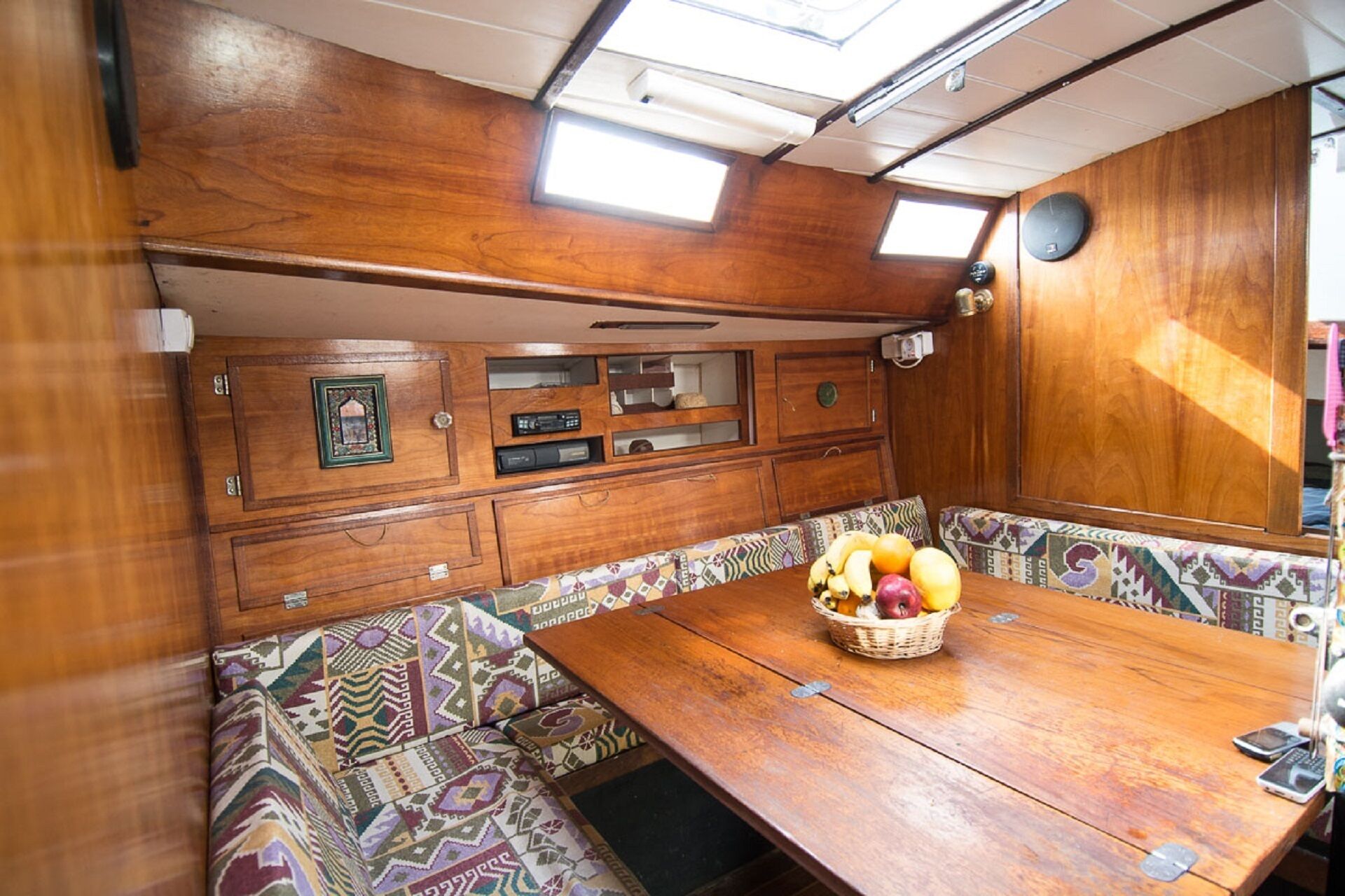 BY SAILING IN THE GREEK ISLANDS 