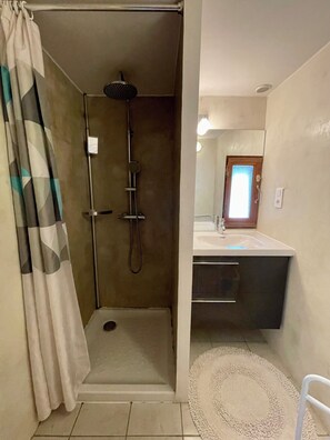 Shower - Large stone cottage, swimming pools, playgrounds, tennis courts (Joyeuse)
