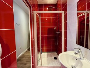 Dusche, Haartrockner, Handtücher, Seife