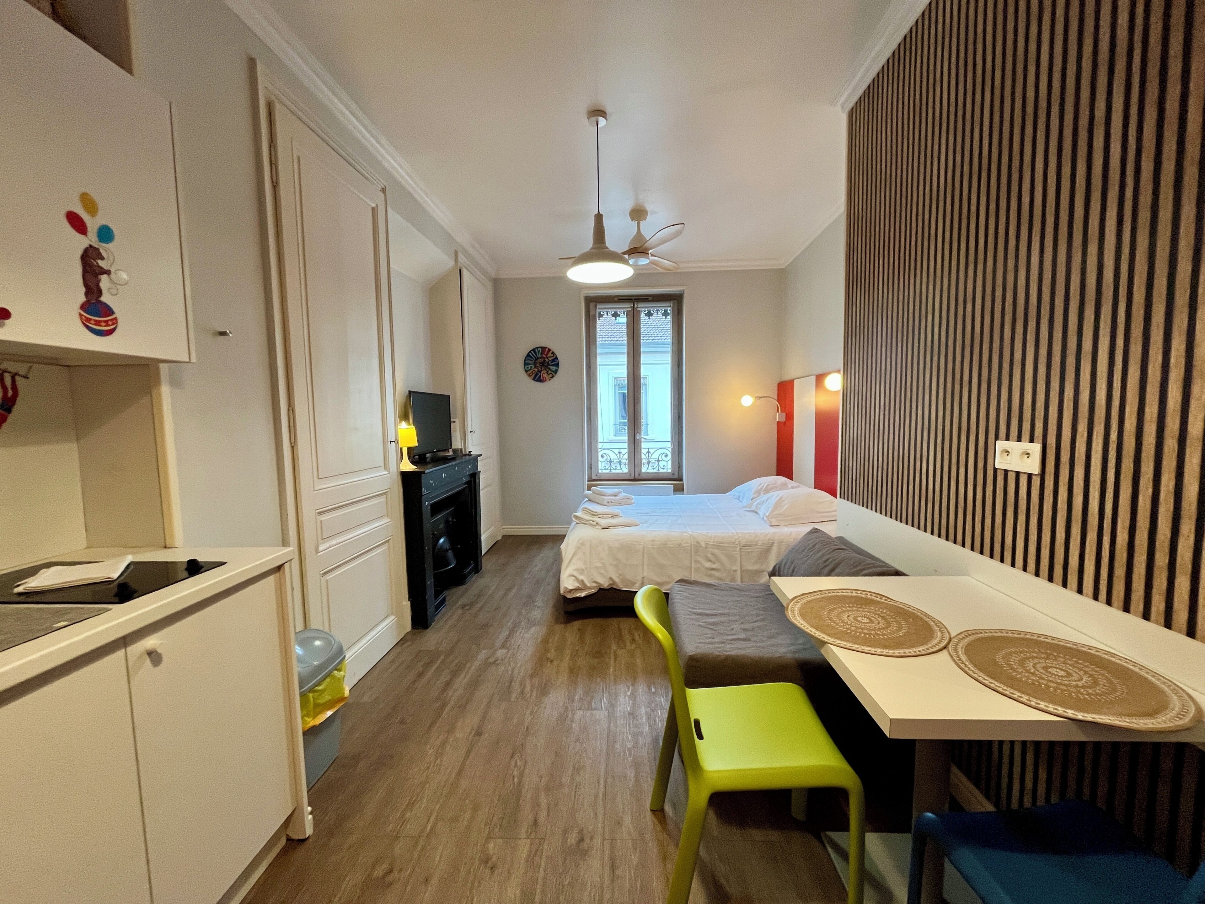 1 dormitorio, tabla de planchar con plancha, wifi y ropa de cama