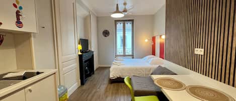 1 habitación, tabla de planchar con plancha, wifi y ropa de cama