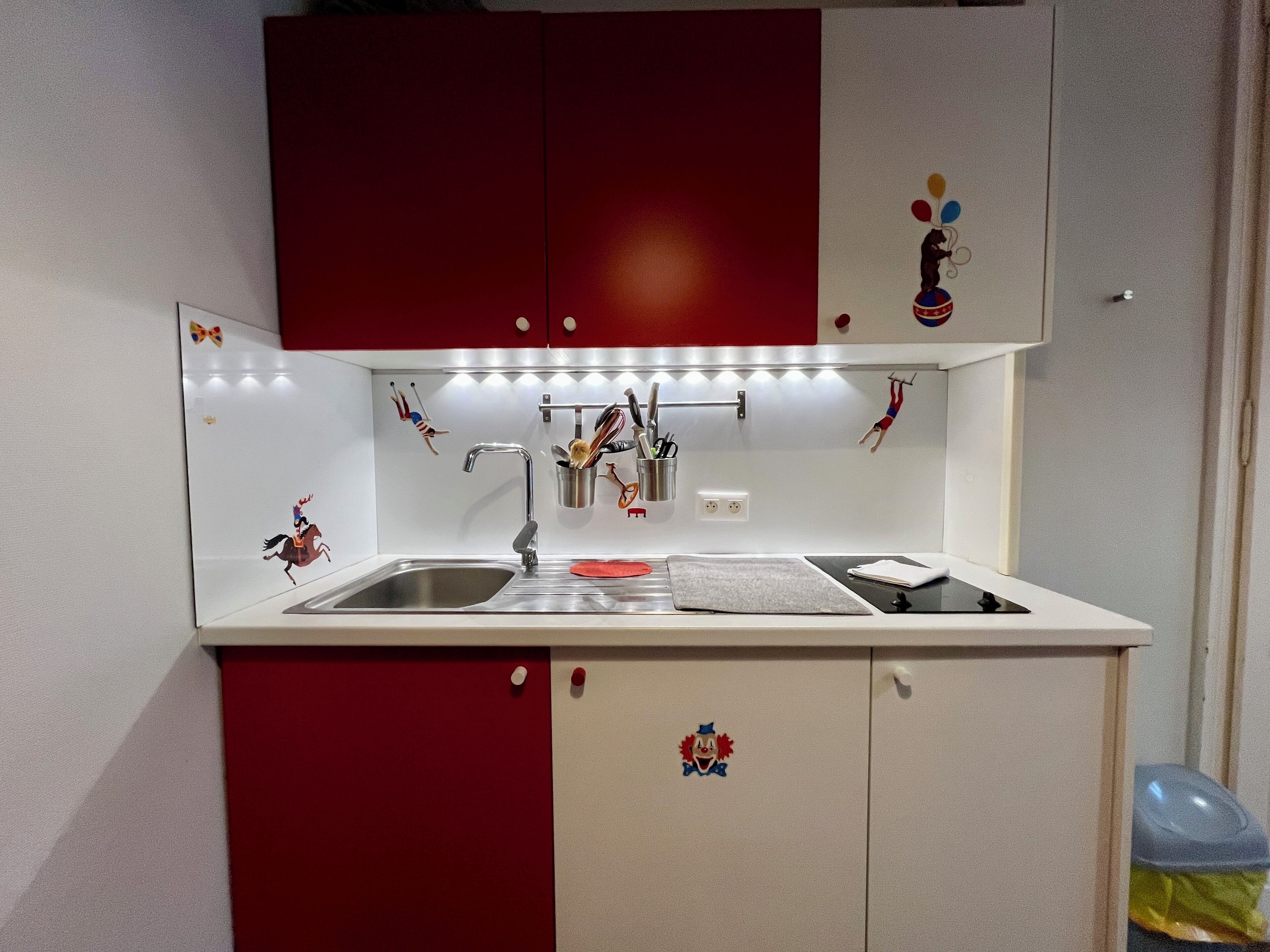 Réfrigérateur, micro-ondes, plaque de cuisson, cafetière/bouilloire