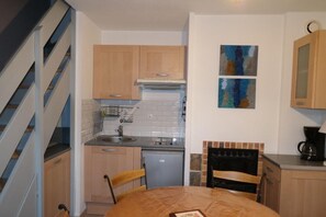Fridge, microwave, oven, coffee/tea maker