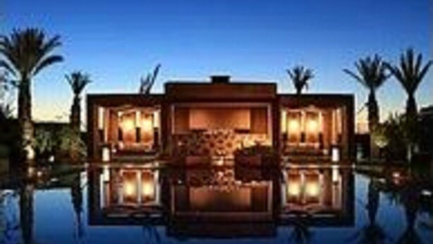 A modern house with a pool, surrounded by palm trees. - Premium Suite for 2 in Marrakesh (Marrakech)
