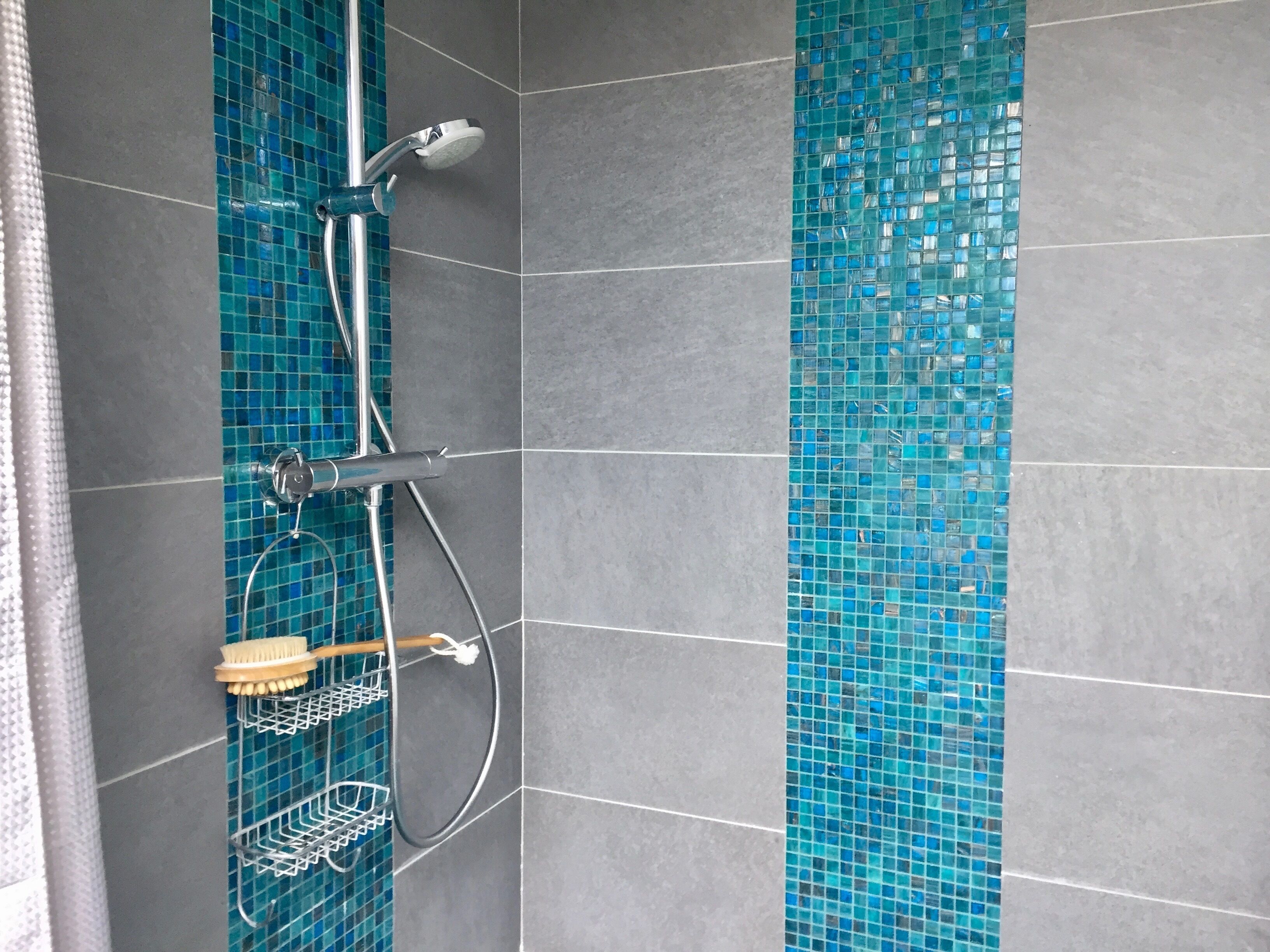 Combined shower/bathtub, hair dryer, towels, soap