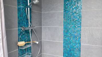 Combined shower/bathtub, hair dryer, towels, soap