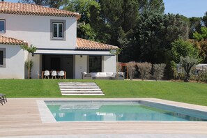 Een buitenzwembad en een verwarmd zwembad