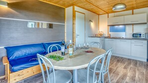 Une cuisine moderne avec des meubles blancs et un four à micro-ondes.