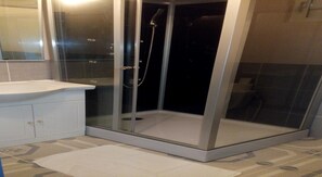 Shower, hair dryer, towels, soap - <br> 3-bedroom houses, ground floor with pool view (Ste Anne)