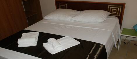 3 habitaciones, tabla de planchar con plancha, wifi y ropa de cama