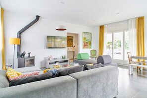 Smart TV, fireplace, stereo