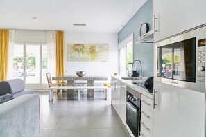 Een koelkast, een microgolfoven, een oven, een kookplaat