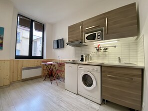 Kühlschrank, Mikrowelle, Herdplatte, Wasserkocher mit Kaffee-/Teezubehör
