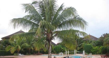 African villa with tropical garden, private beach by the sea, with wifi
