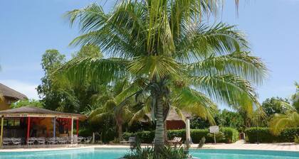 African villa with tropical garden, private beach by the sea, with wifi