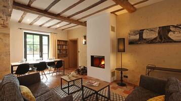 Smart-tv, eldstad, dvd-spelare och böcker