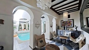 A spacious room with a pool view, white arches, and a mix of modern and rustic decor. - Superior room Aïlen (Médina)