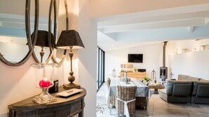 A modern living room with a sofa, a dining table with chairs, and a fireplace. - House-loft 200m from downtown with garden and free parking (Beaune)