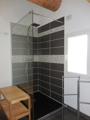 Dusche, Haartrockner, Handtücher, Seife