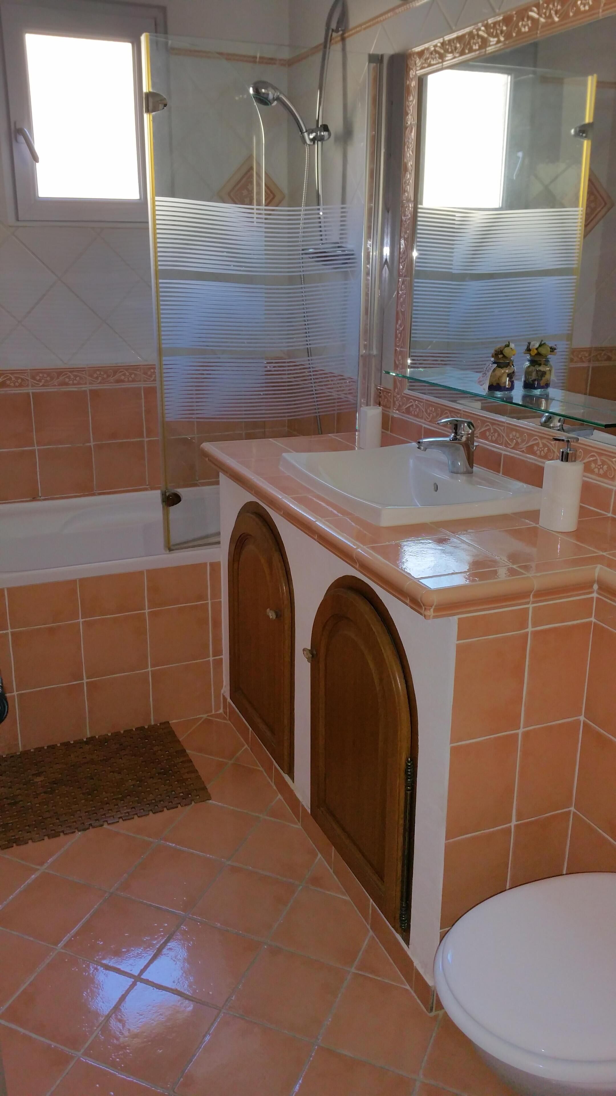 Pretty village house equipped with terrace and air conditioning. For 6 people