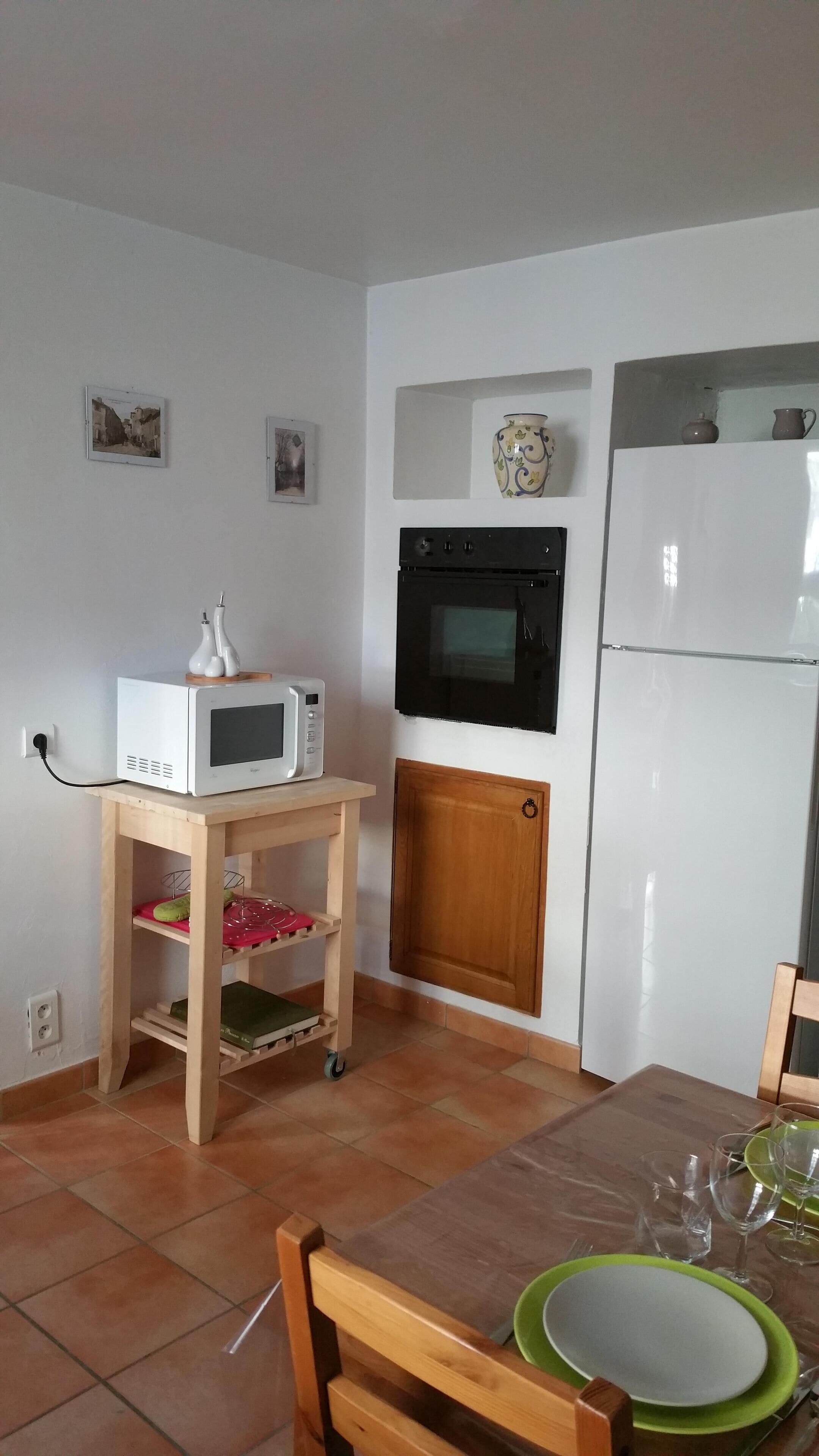 Pretty village house equipped with terrace and air conditioning. For 6 people