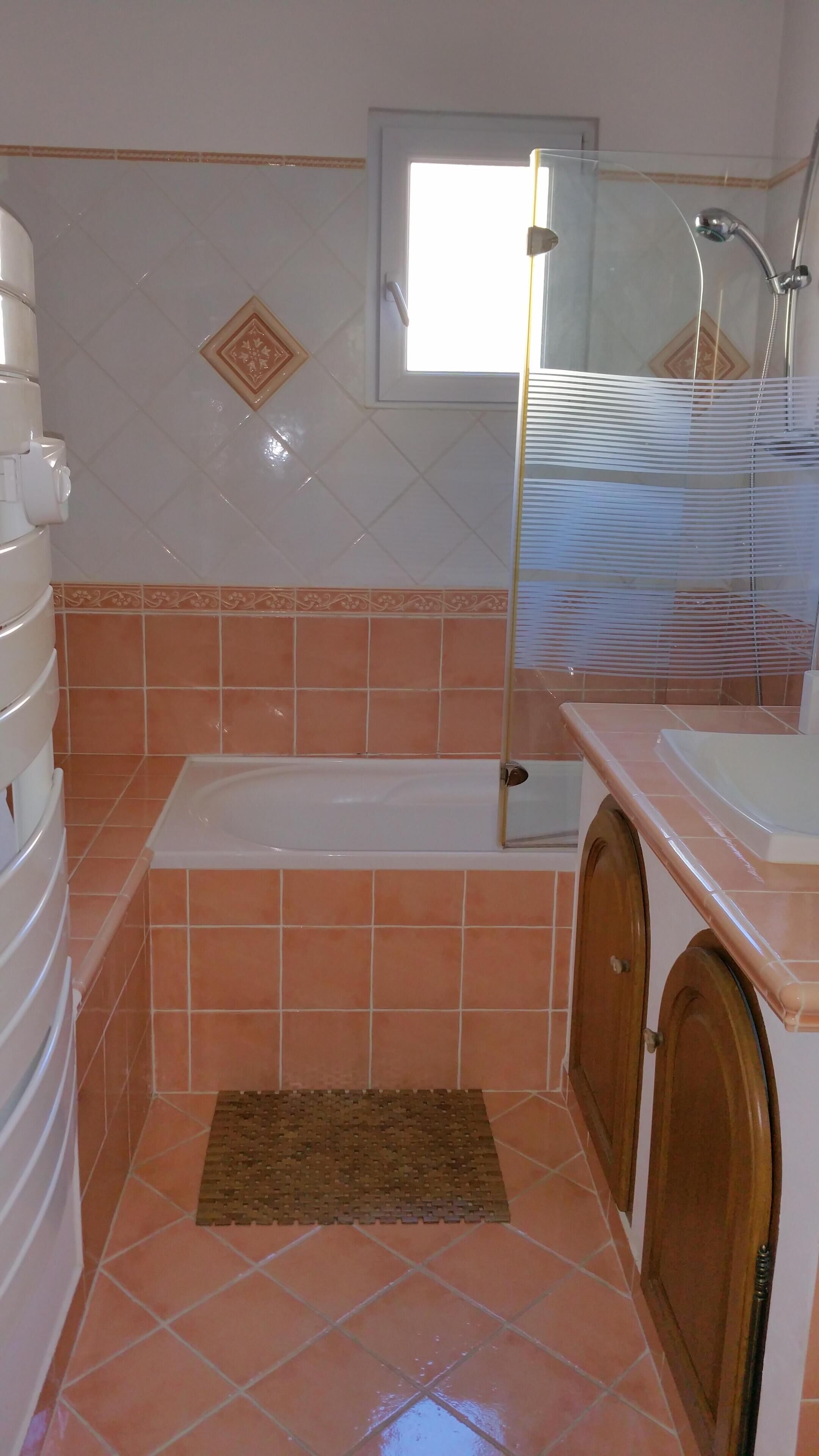 Pretty village house equipped with terrace and air conditioning. For 6 people