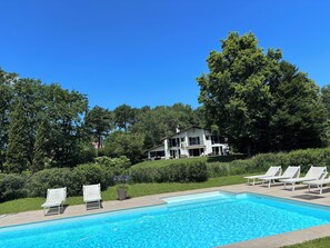 Een verwarmd zwembad