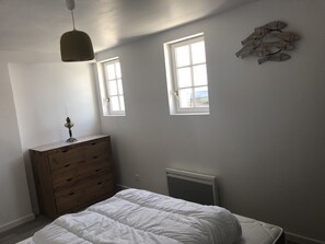 1 bedroom, iron/ironing board, internet, bed sheets