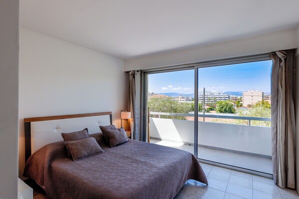 1 bedroom, in-room safe, iron/ironing board, free WiFi