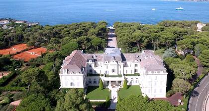 Antibes: magnífica T2 con aire acondicionado a 200 metros de las playas Habitación con terraza, parque cerrado