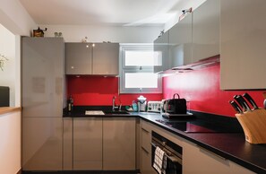 Kühlschrank, Mikrowelle, Ofen, Herdplatte