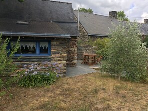 Outdoor dining - Small charming Breton house (Nivillac)