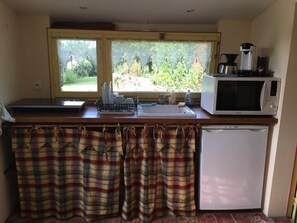 Kylskåp, mikrovågsugn, ugn och spishäll