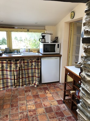 Fridge, microwave, oven, stovetop - Small charming Breton house (Nivillac)
