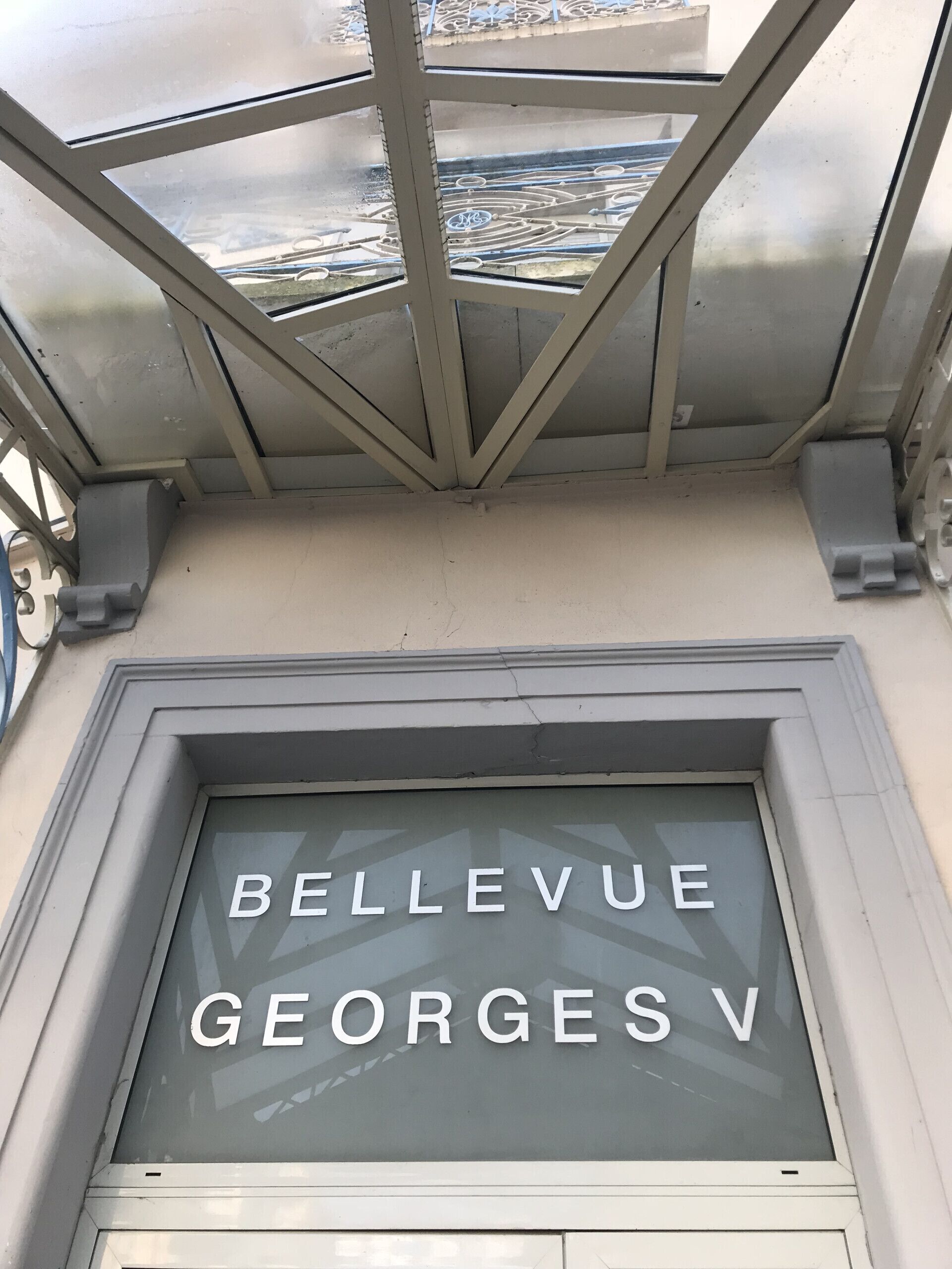 A sign with the name 'BELLEVUE GEORGES V' indicating the hotel name.