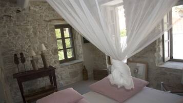 3 bedrooms, desk, iron/ironing board, travel cot