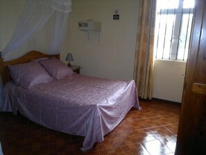 2 chambres, coffres-forts dans les chambres, fer et planche Ă repasser