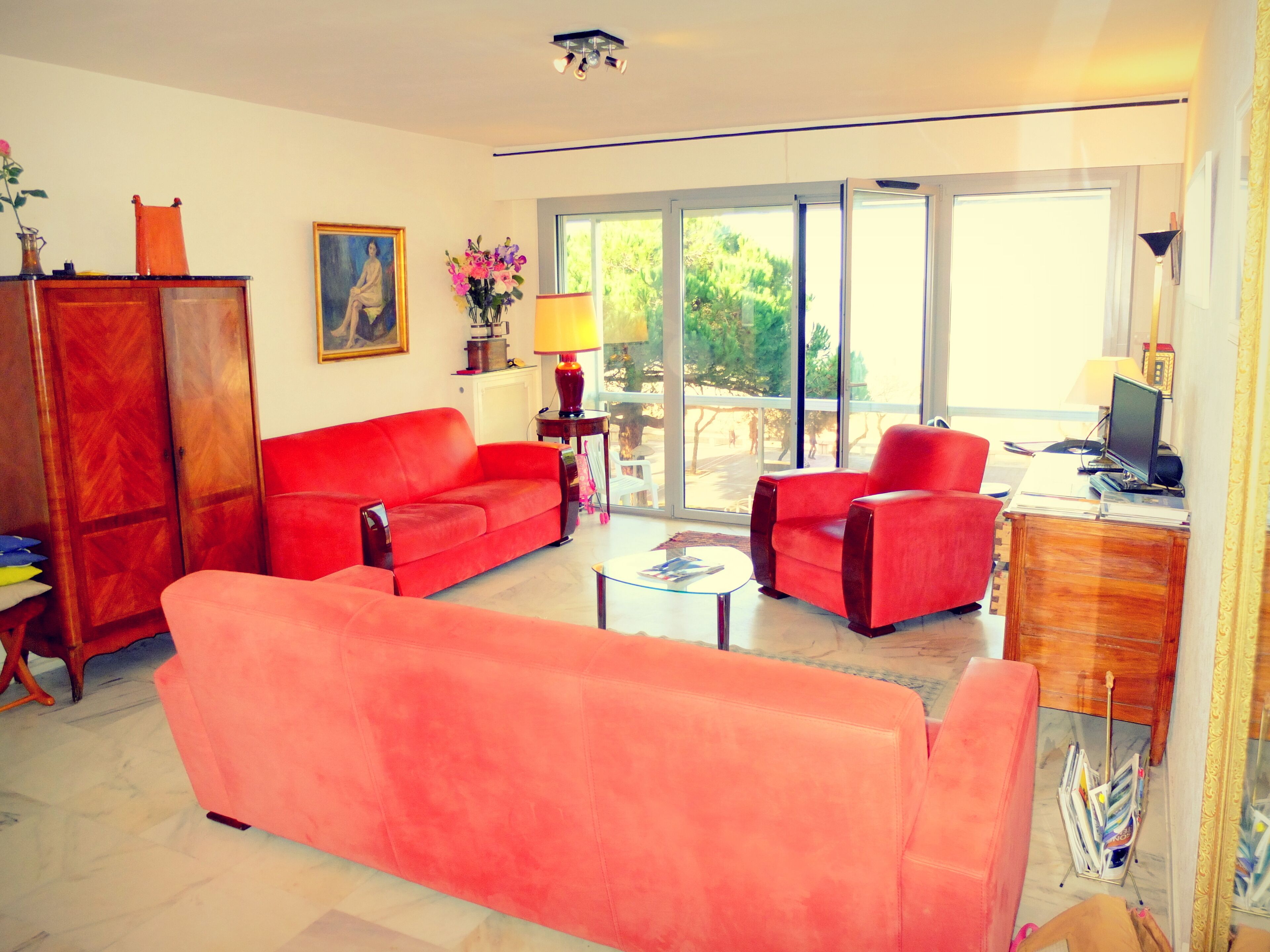 Televisie, een dvd-speler, boeken en een filmbibliotheek