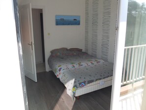 2 bedrooms, iron/ironing board, travel cot, free WiFi