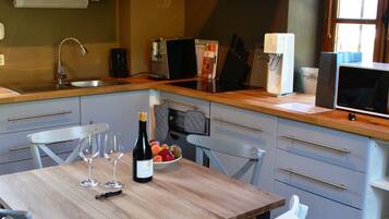 Refrigerador, microondas, horno y parrilla de estufa